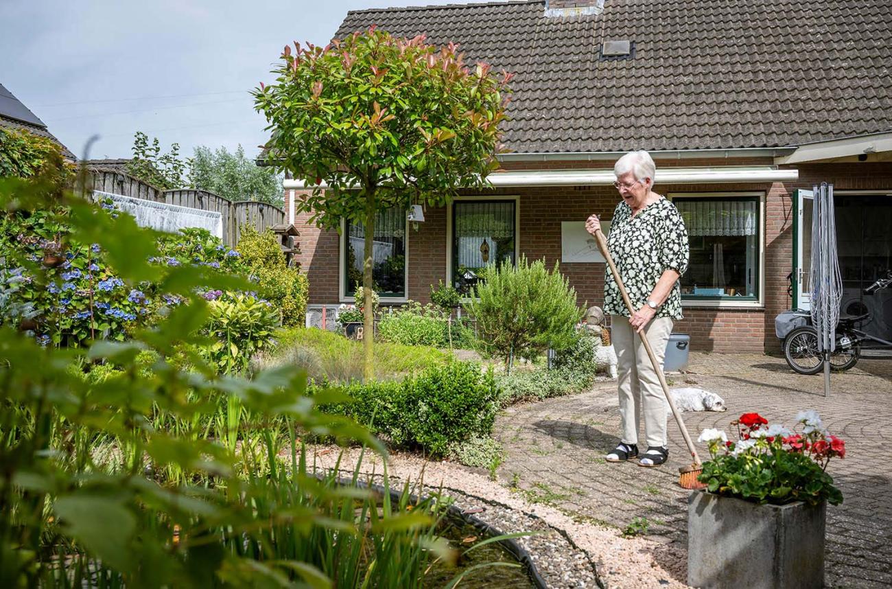 Finy in de tuin
