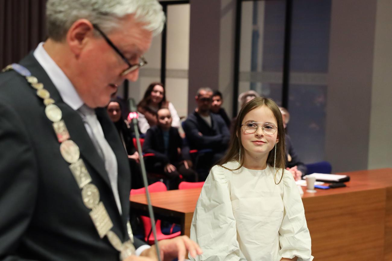 Kinderburgemeester Merel die kijkt naar burgemeester Antoin Scholten tijdens haar afscheid.