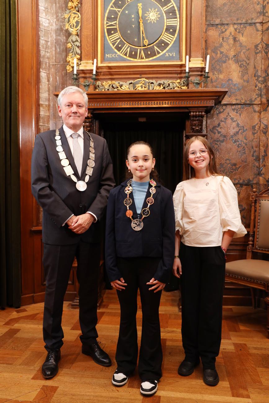 Burgemeester Antoin Scholten, kinderburgemeester Nisa en kinderburgemeester Merel tijdens de installatie van Nisa in het stadhuis.