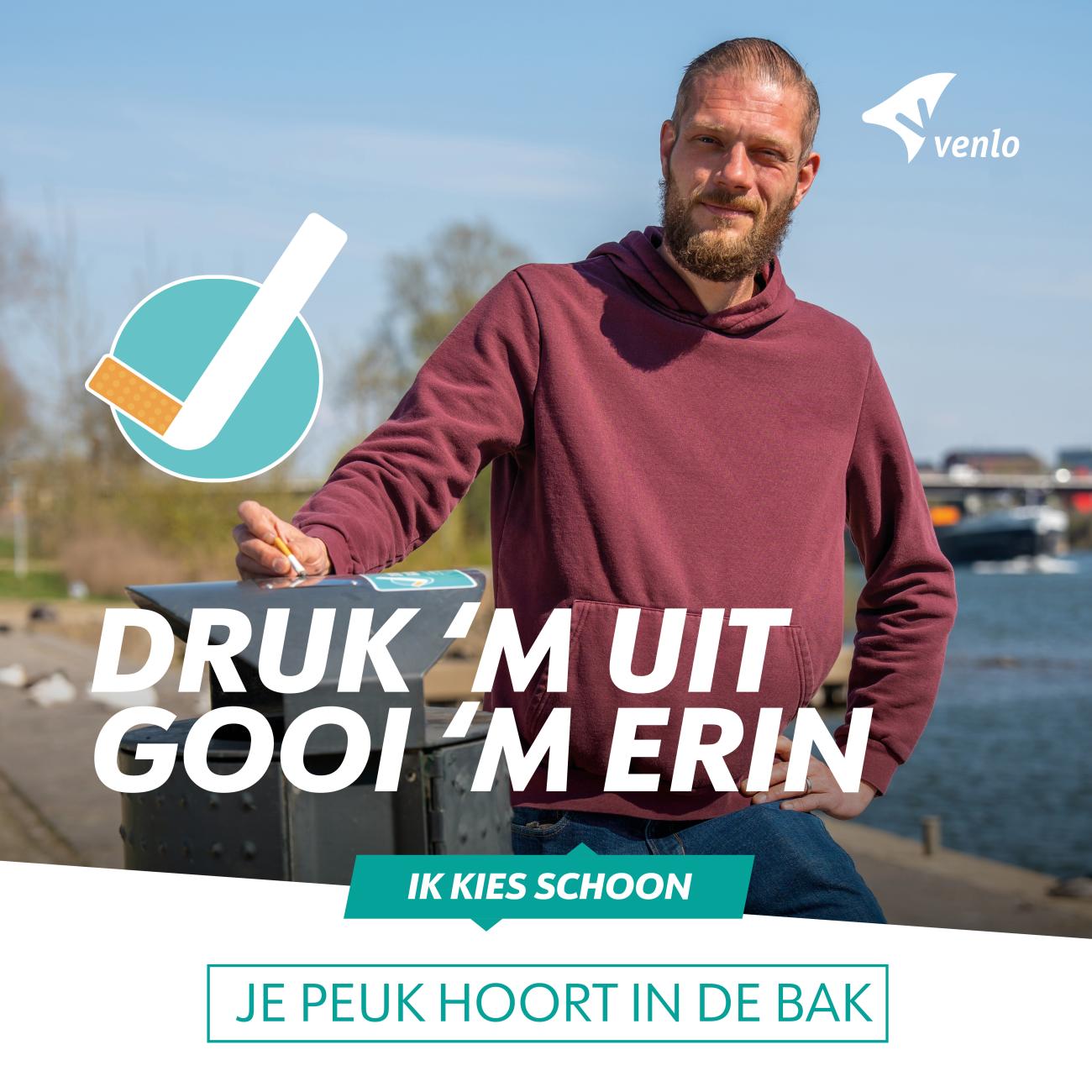 Een inwoner die in Venlo bij een afvalbak staat en daarop een sigarettenpeuk uitdrukt.