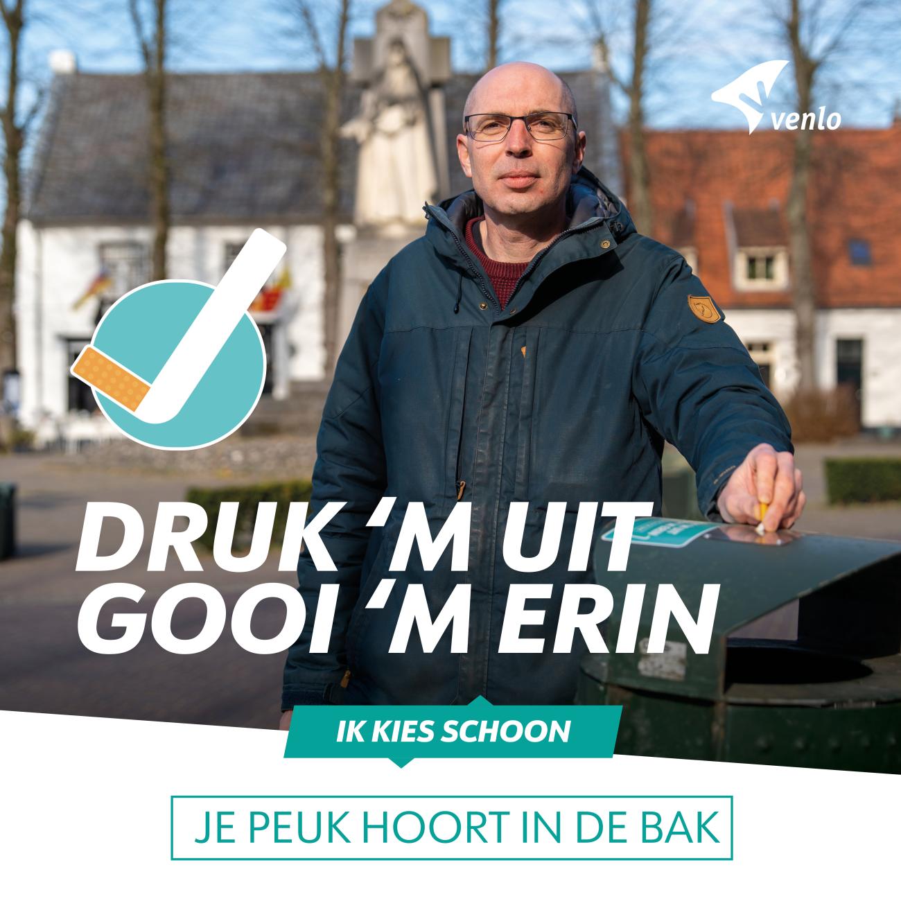 Een inwoner die in Venlo bij een afvalbak staat en daarop een sigarettenpeuk uitdrukt.