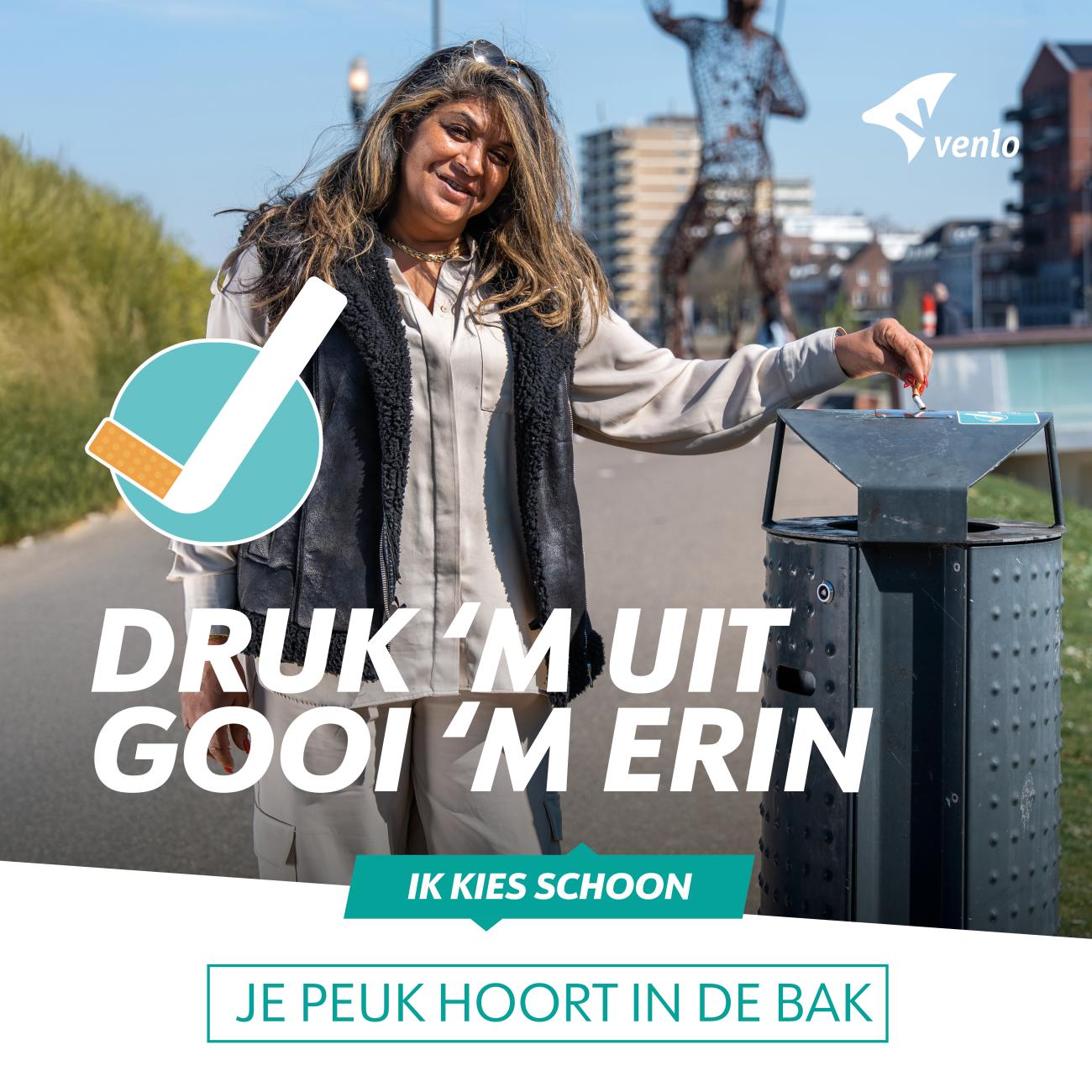 Een inwoner die in Venlo bij een afvalbak staat en daarop een sigarettenpeuk uitdrukt.
