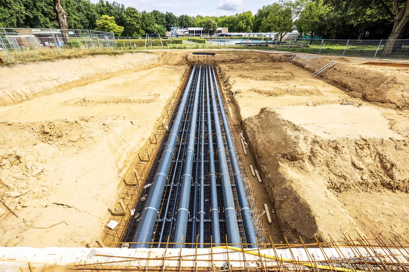 buizen in de grond bouw nieuwe zwembad