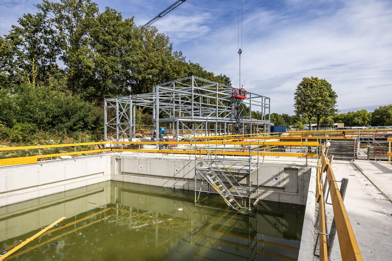De voortgang van de bouw van het nieuwe binnenzwembad in Blerick in augustus 2025.