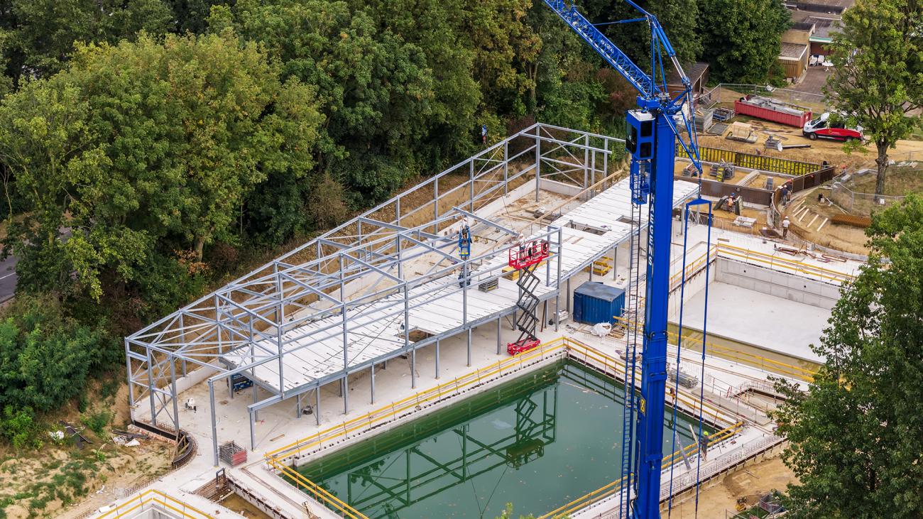 Een luchtfoto van de voortgang van de bouw van het nieuwe binnenzwembad in Blerick in augustus 2025.