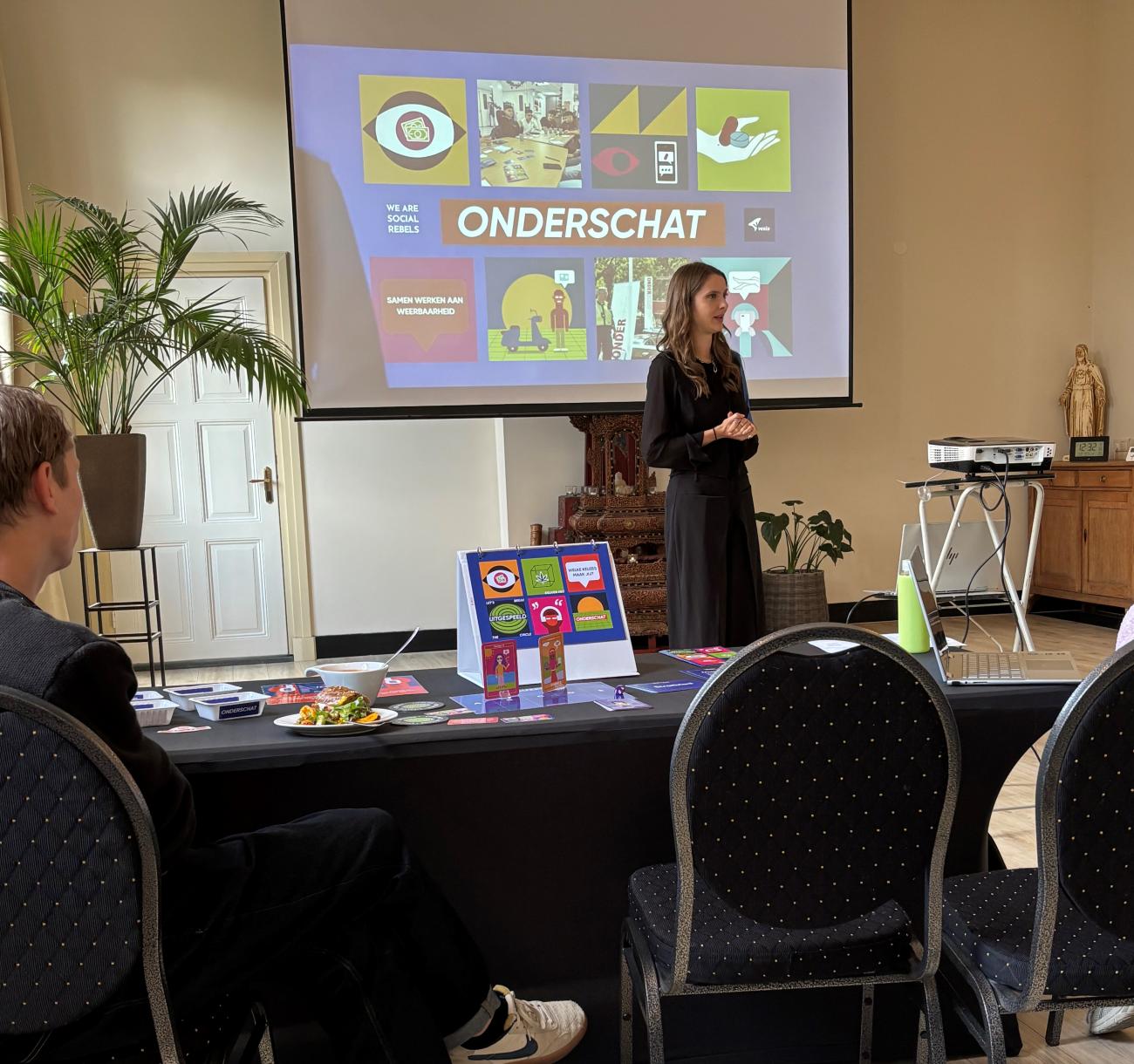 De presentatie tijdens de bijeenkomst over de toolkit binnen het programma ONDERSCHAT.