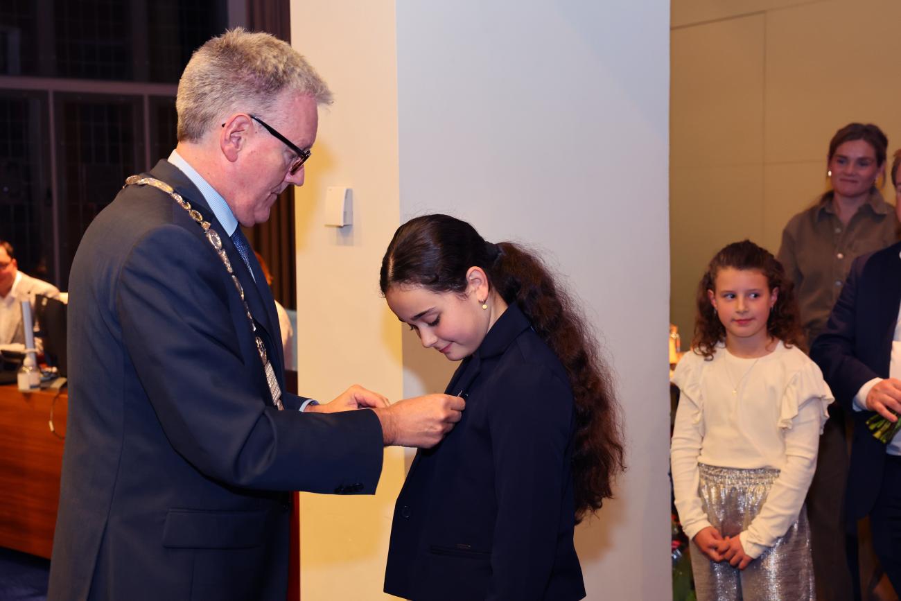 Oud kinderburgemeester Nisa krijgt een speldje van burgemeester Antoin Scholten