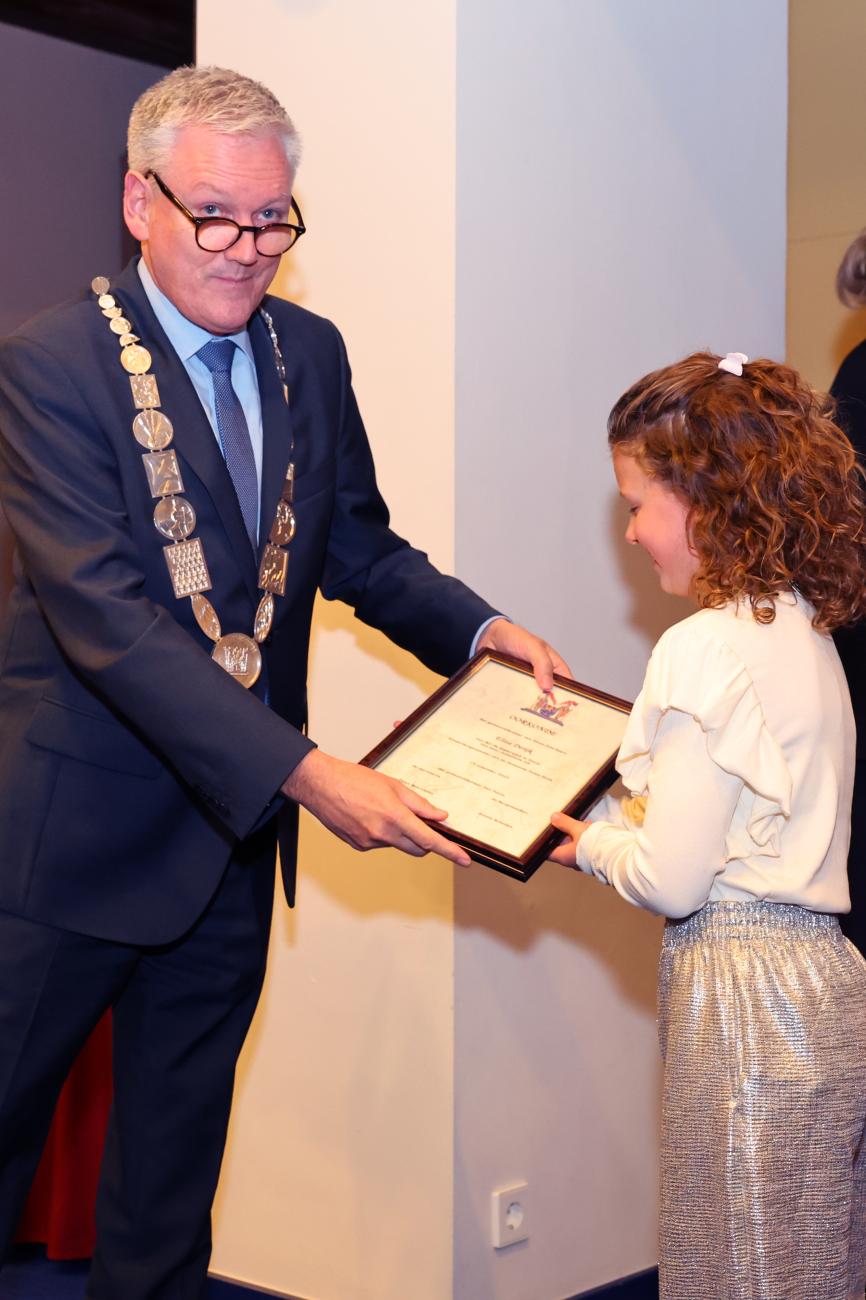 Eliza krijgt oorkonde van burgemeester antoin scholten