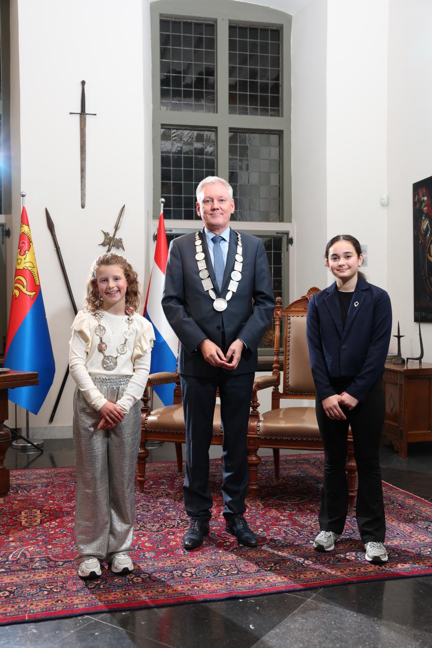 Burgemeester Antoin Scholten met oud-kinderburgemeester Nisa en de nieuwe kinderburgemeester Eliza