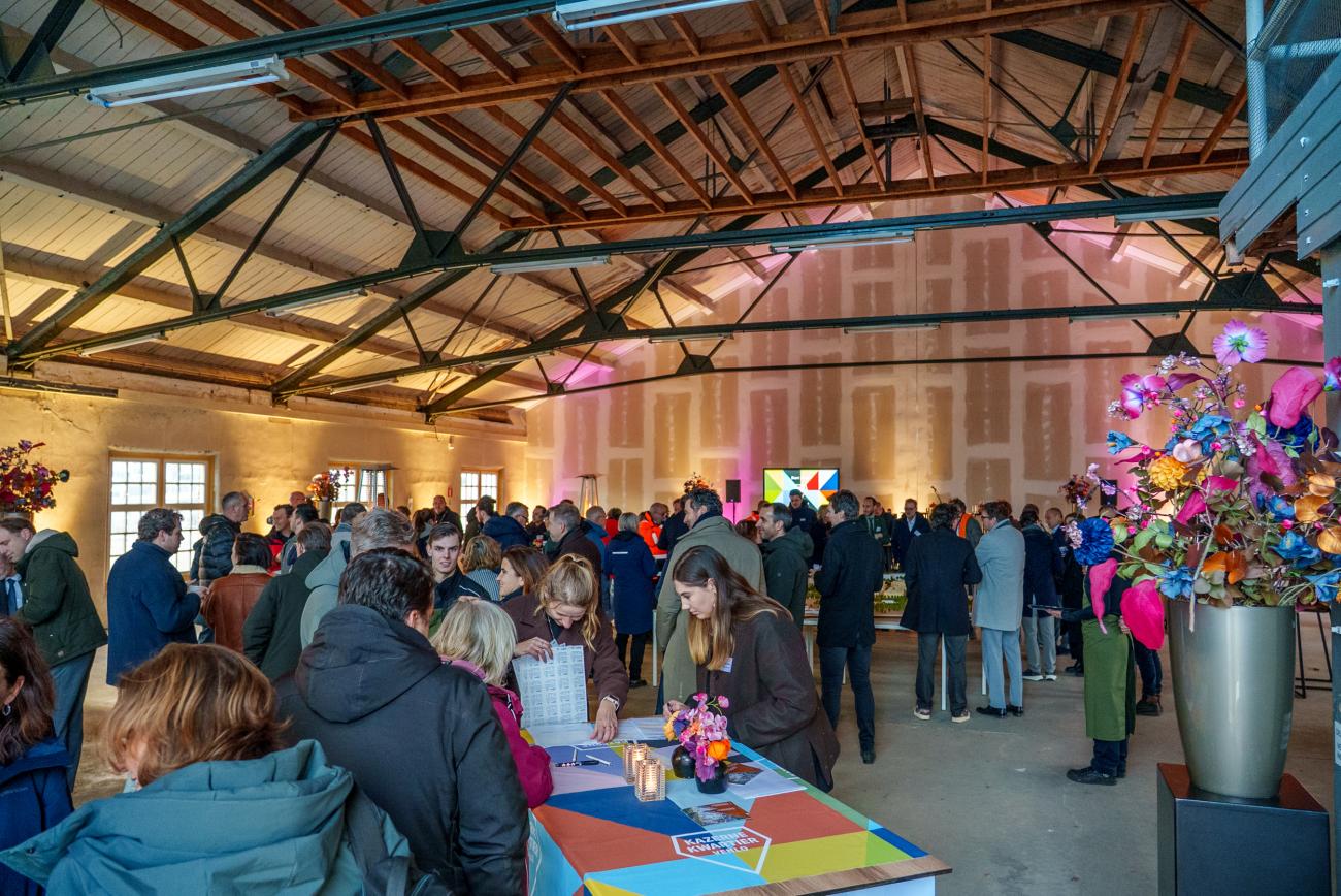 Grote groep mensen bij elkaar voor de start van de bouw van het kazernekwartier