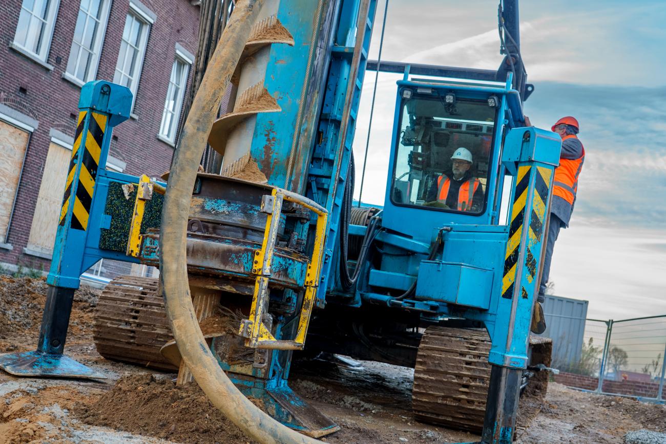 Boormachine gaat de grond in op het kazernekwartier