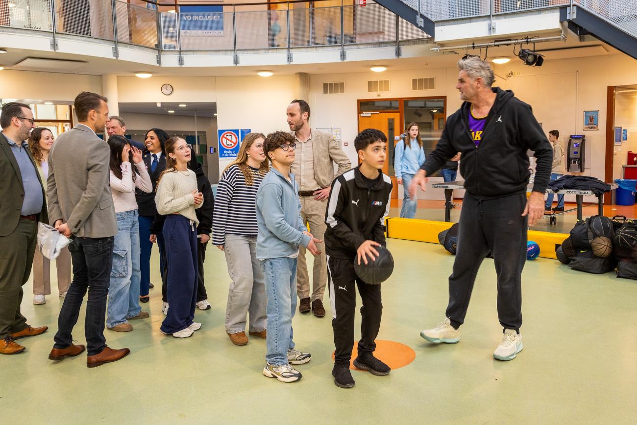 Kinderen die basketballen in de aula van Blariacum college