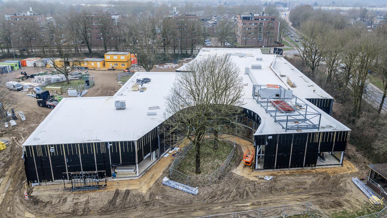 Drone foto van de voortgang van het nieuwe zwembad
