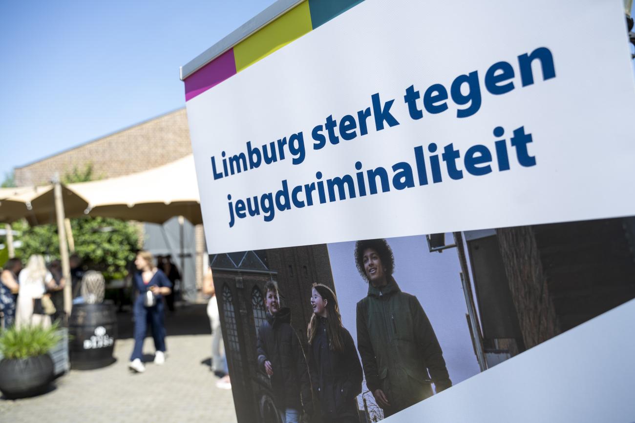 Banner met de tekst 'Limburg sterk tegen jeugdcriminaliteit'