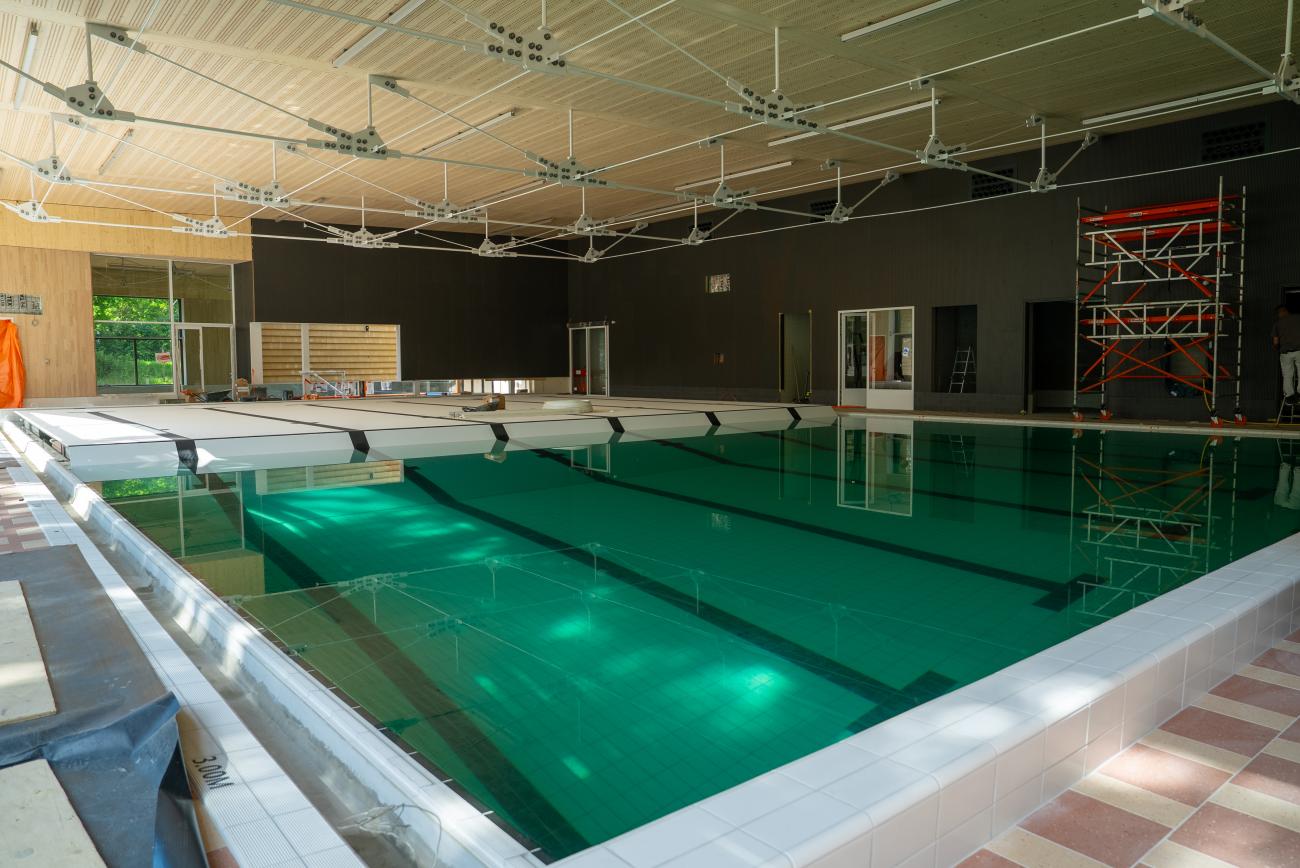 een binnenbad bij het nieuwe zwembad de ploens