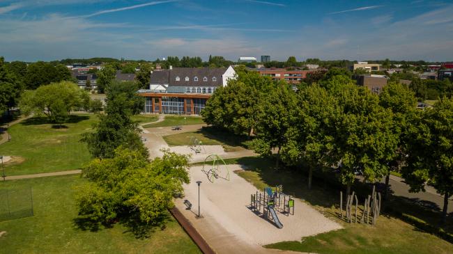 Luchtfoto van een speeltuintje met grasveld