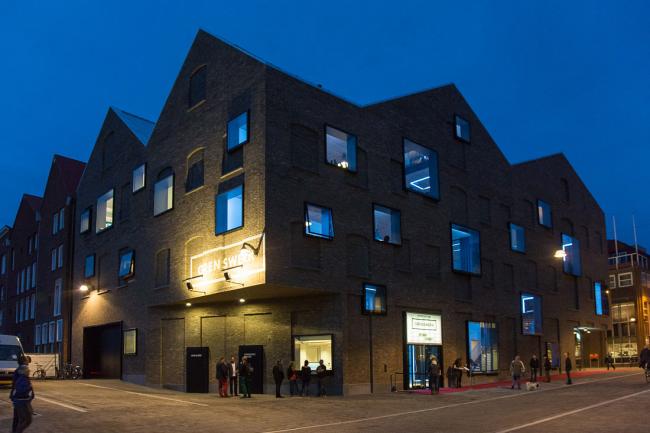 opening poppodium Grenswerk in avond met verlichting