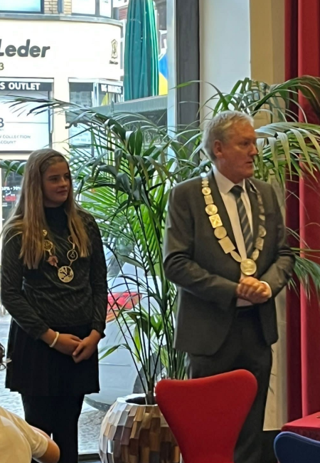 Kinderburgemeester Isa Waltmans en burgemeester Antoin Scholten in het stadhuis bij het burgemeestersontbijt.