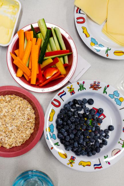 Foto van borden met fruit en rauwkost erop