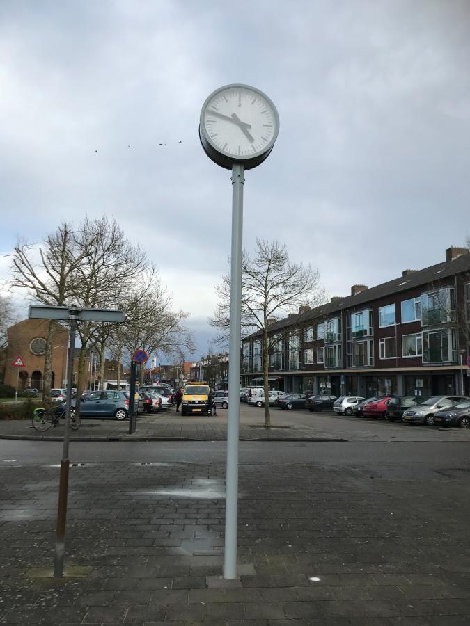 De teruggeplaatste klok aan het Hubertusplein in Blerick. 