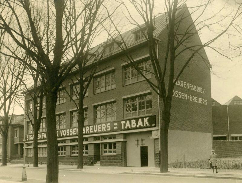 Het pand van de sigarenfabriek Vossen-Breuers in de jaren 30.