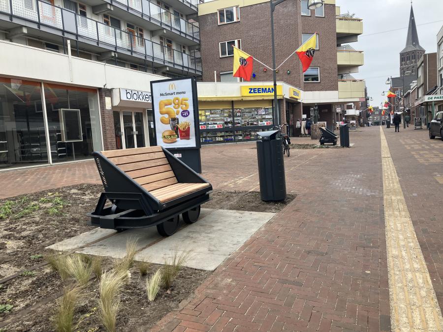 Afronding van de werkzaamheden centrumplan Tegelen bank en prullenbak geplaatst