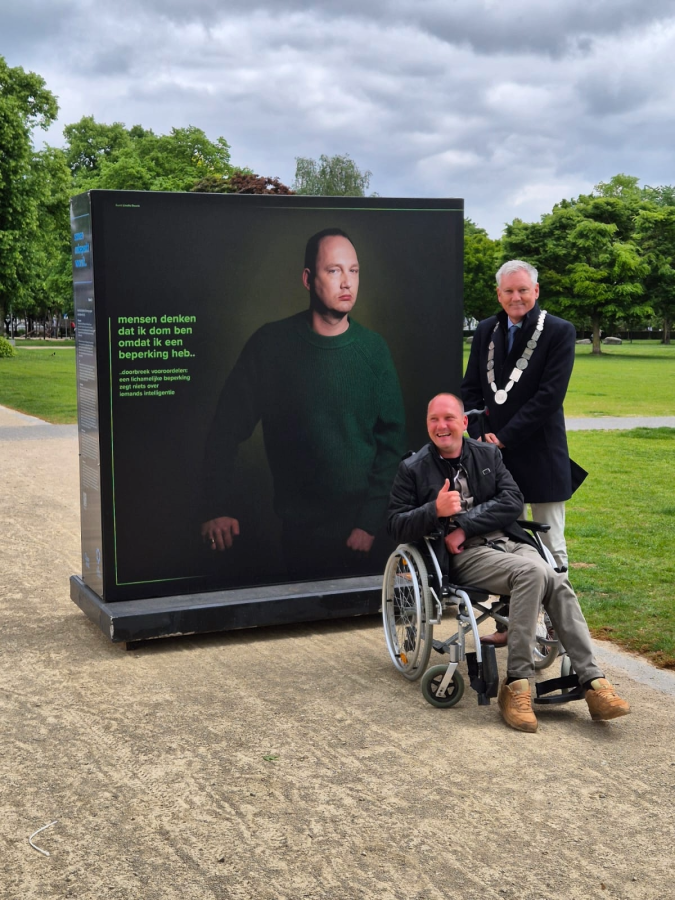 Burgemeester Antoin Scholten samen met een deelnemer van de tentoonstelling Samen Onbeperkt Vooruit tijdens de opening in het Julianapark.