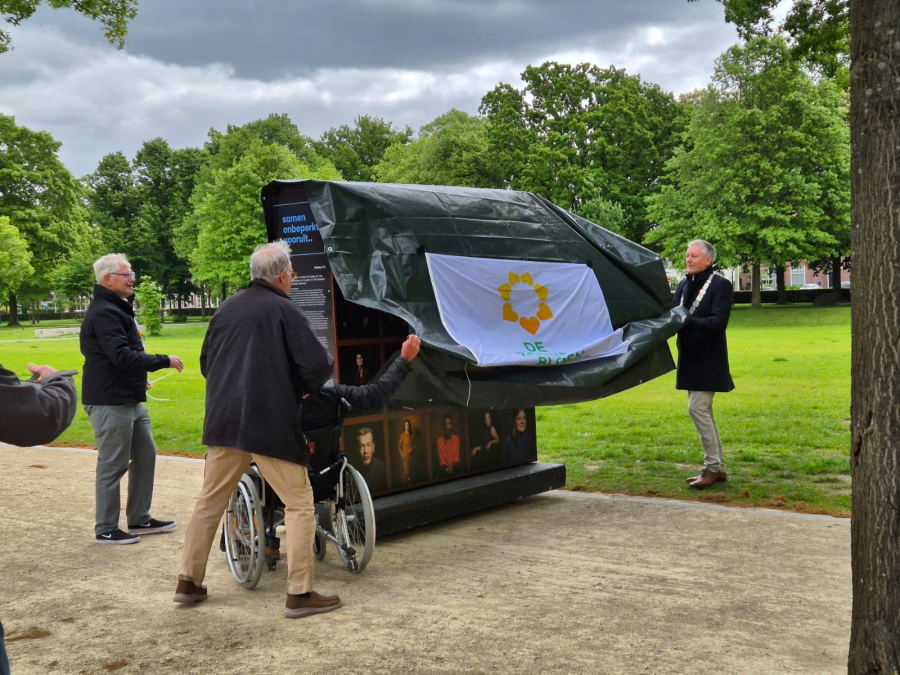 Burgemeester Antoin Scholten opent de tentoonstelling Samen Onbeperkt Vooruit in het Julianapark in Venlo.