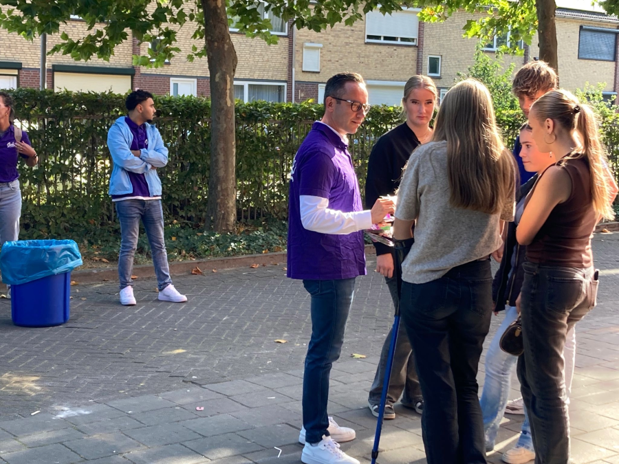 Wethouder Erwin Boom in gesprek met leerlingen tijdens de actie met de ijscokar in het kader van de campagne 'Betaal Later Kater'.