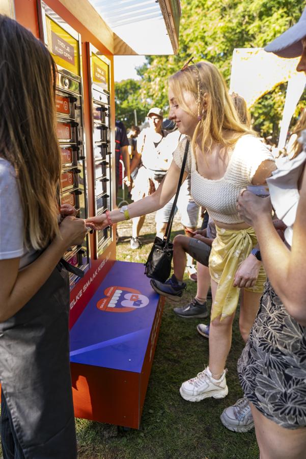 Een jongere die een klep van het SmaakStation opentrekt op het Zomerparkfeest in Venlo.