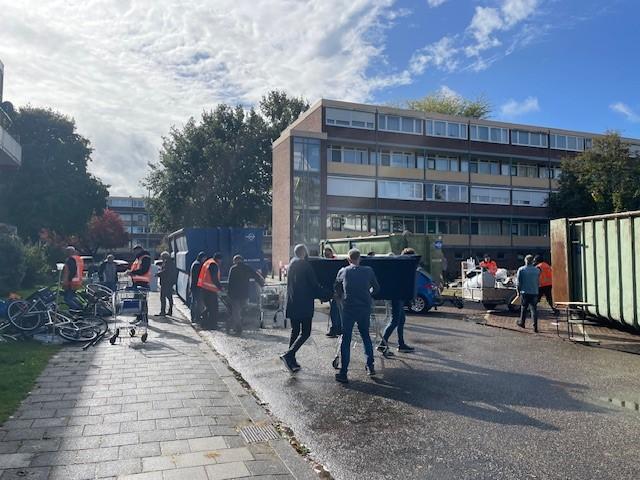 Foto waarop mensen aan het opruimen zijn op de Geresstraat