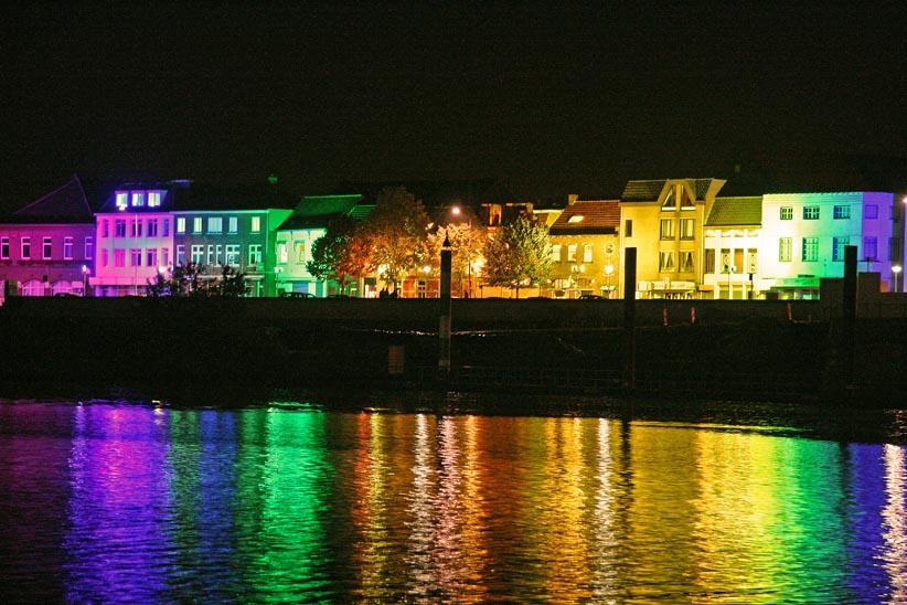 In kleur verlichte gegevens weerkaatsend in Maas