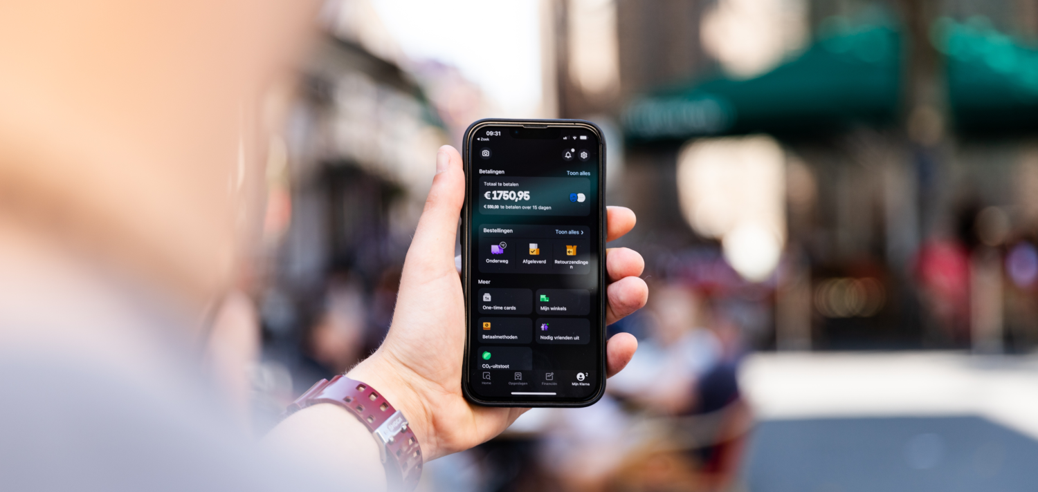 Telefoon in hand met kredietverstrekker app