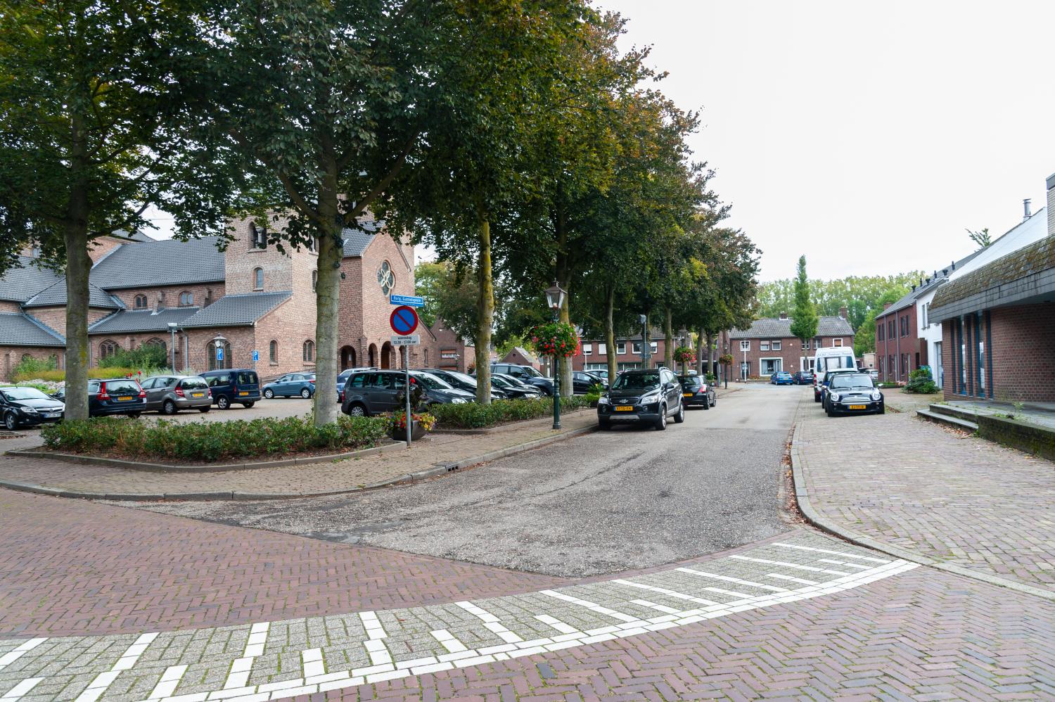 Straatbeeld Arcen met kerk op achtergrond