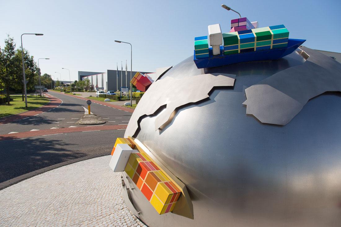 Tradeport kunstwerk op rotonde
