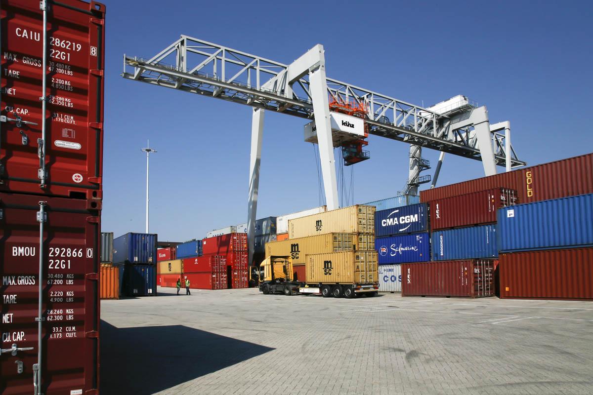Vrachtcontainers met laadkraan