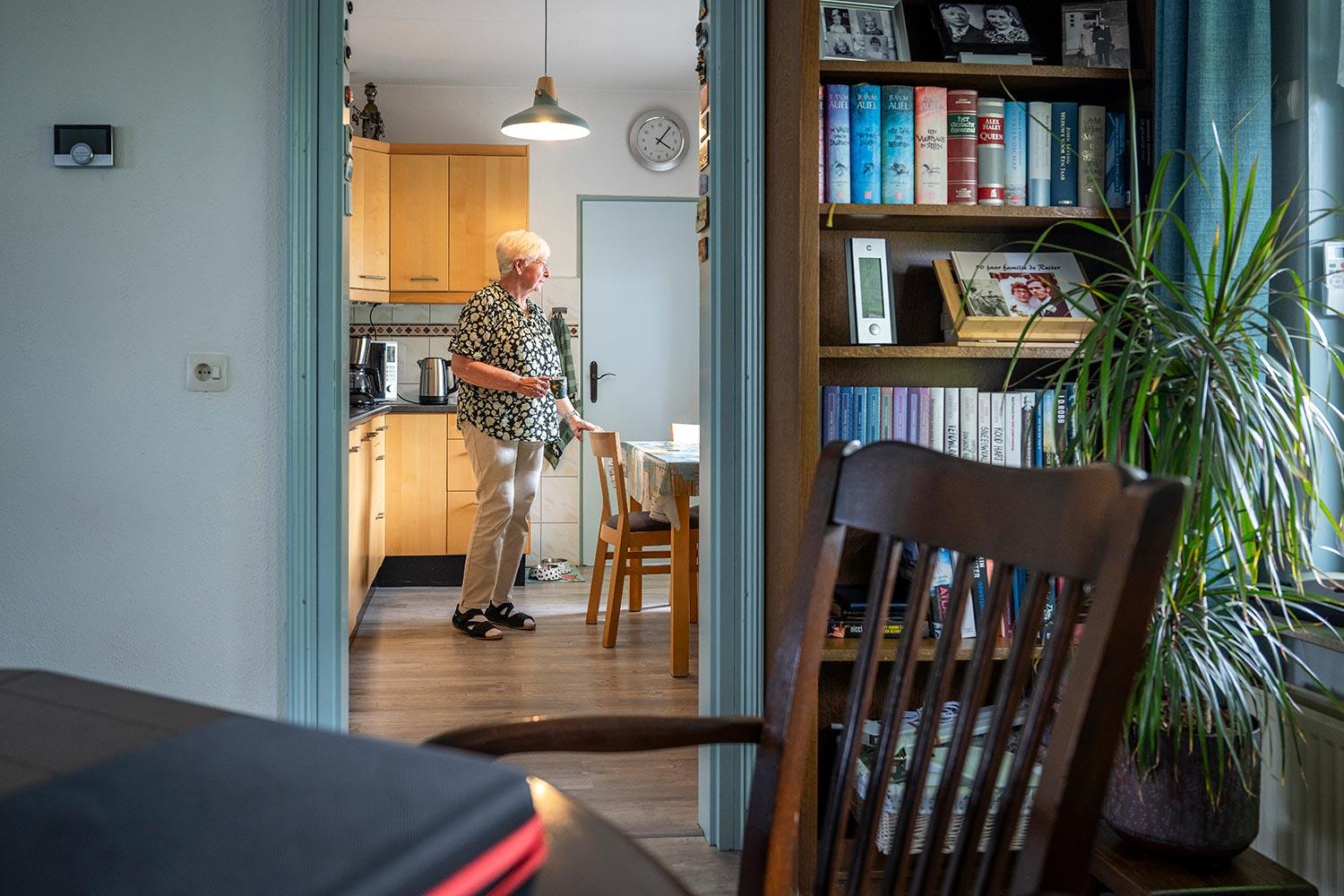 afbeelding van ouder vrouw in de keuken