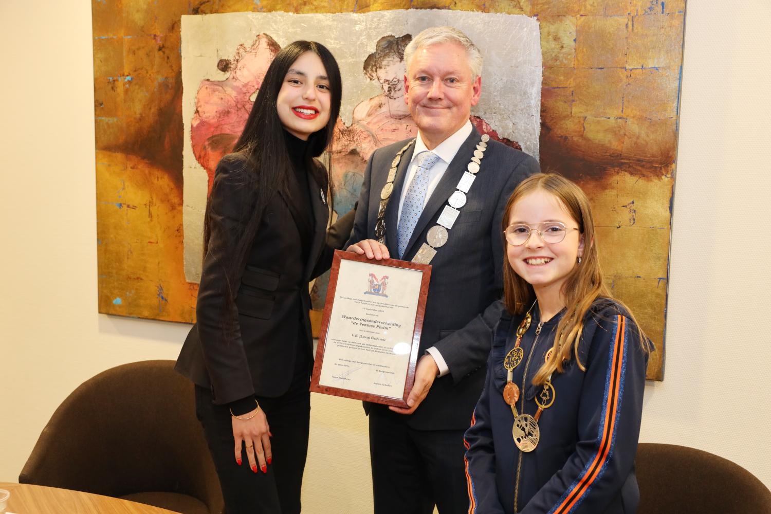 Lara Özdemir samen met burgemeester Antoin Scholten en de kinderburgemeester tijdens de uitreiking van de eerste Venlose Pluim.