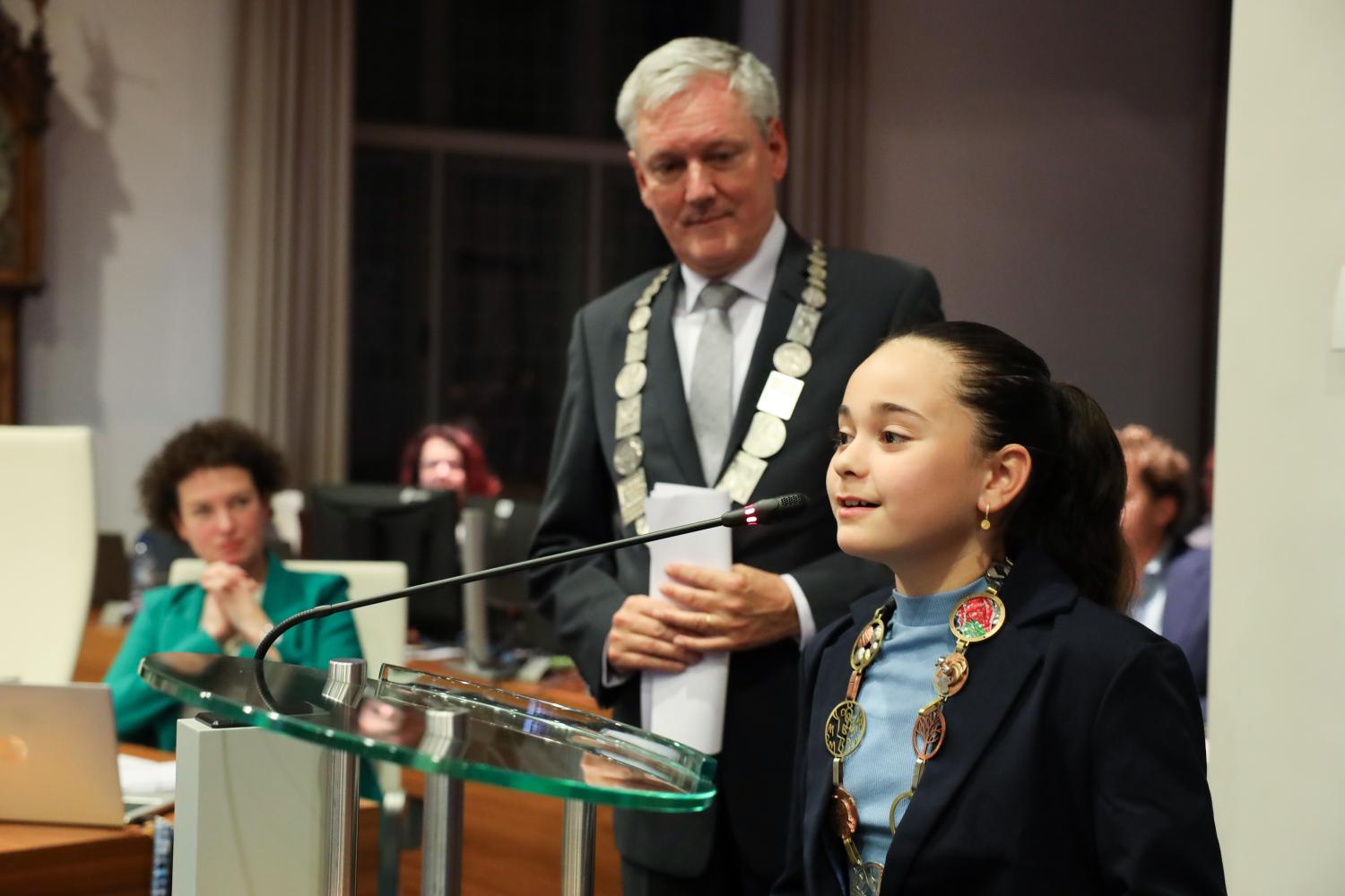 Kinderburgemeester Nisa tijdens haar speech op donderdagavond 28 november 2024 in de raadszaal.