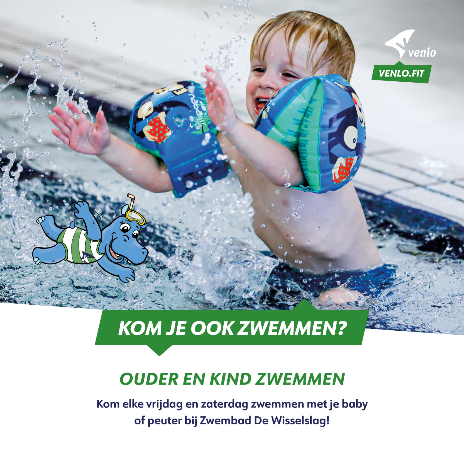 Kindje spettert in het water van Zwembad De Wisselslag. 