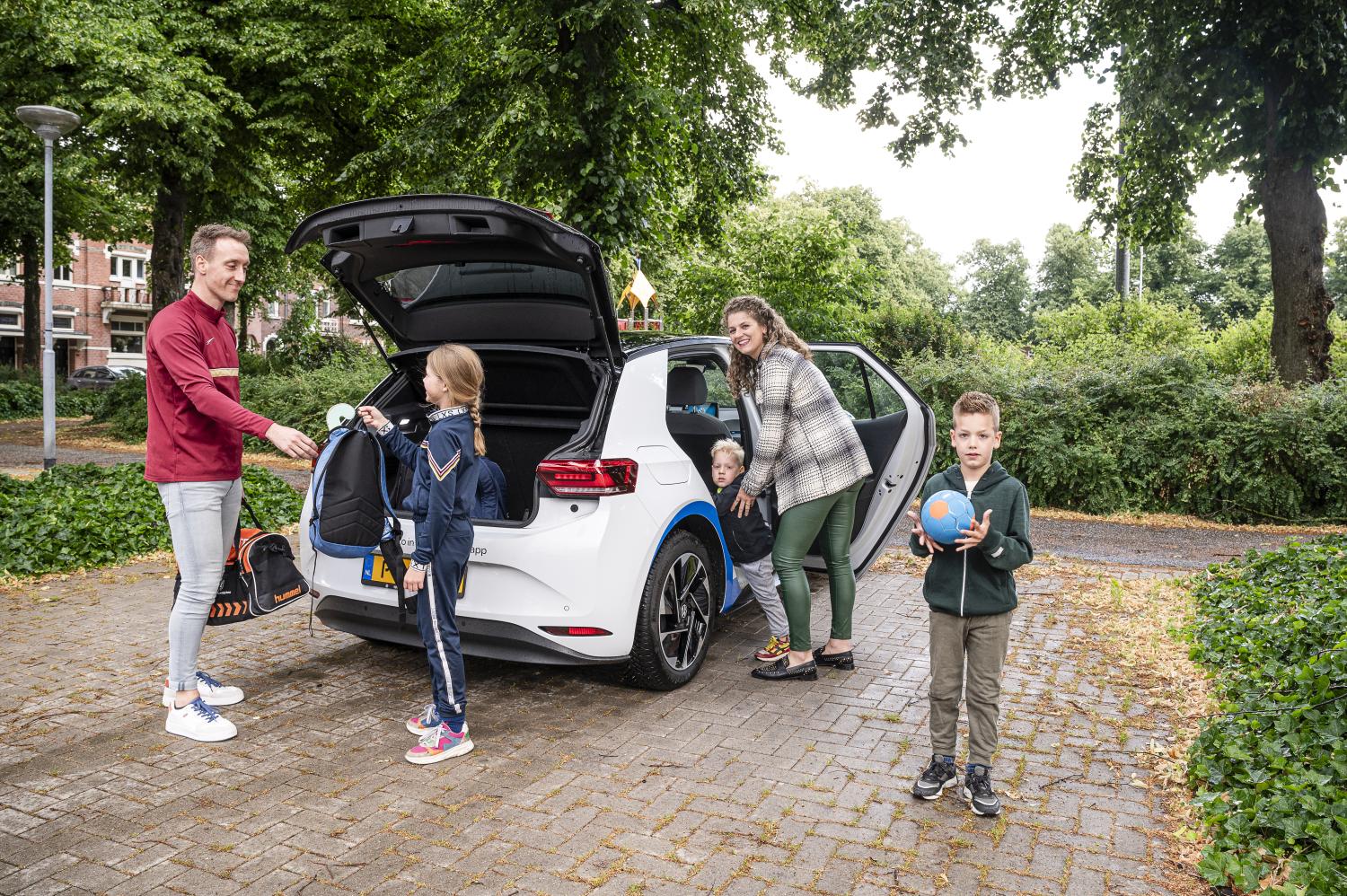 Gezin wat gebruik maakt van een deelauto