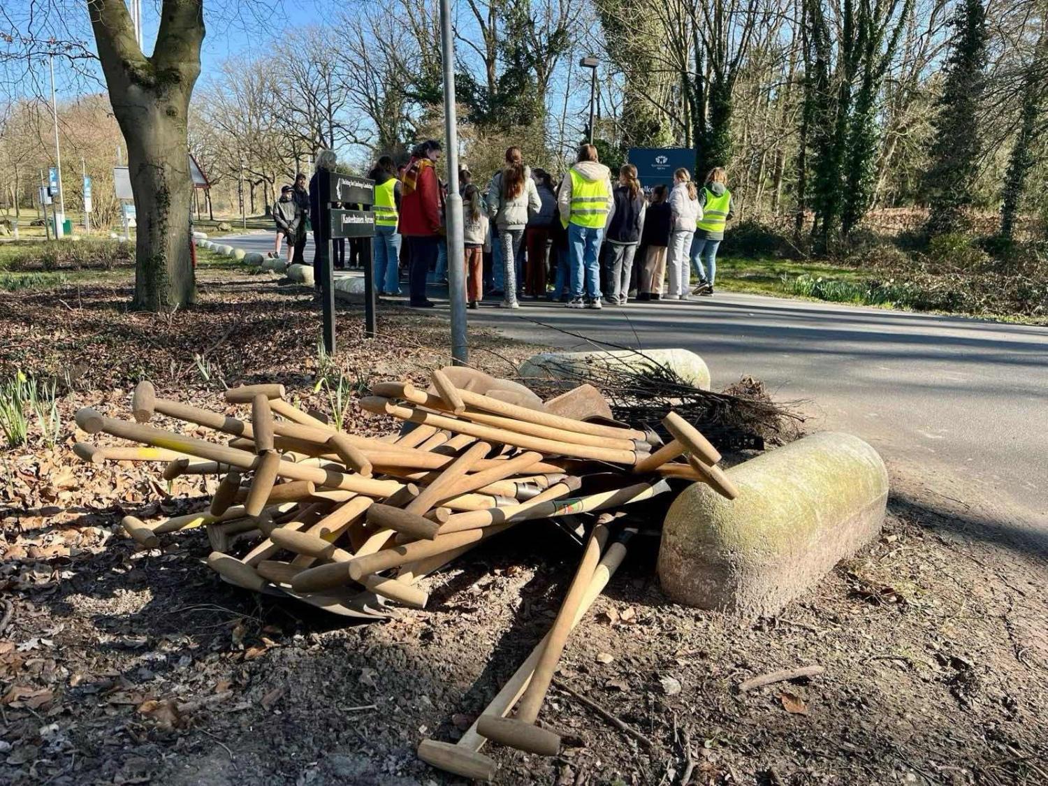Leerlingen staan bij elkaar tijdens de Boomfeestdag 