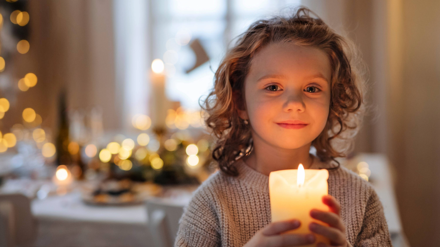 Kindje dat een brandende kaars vasthoudt tijdens earth hour 