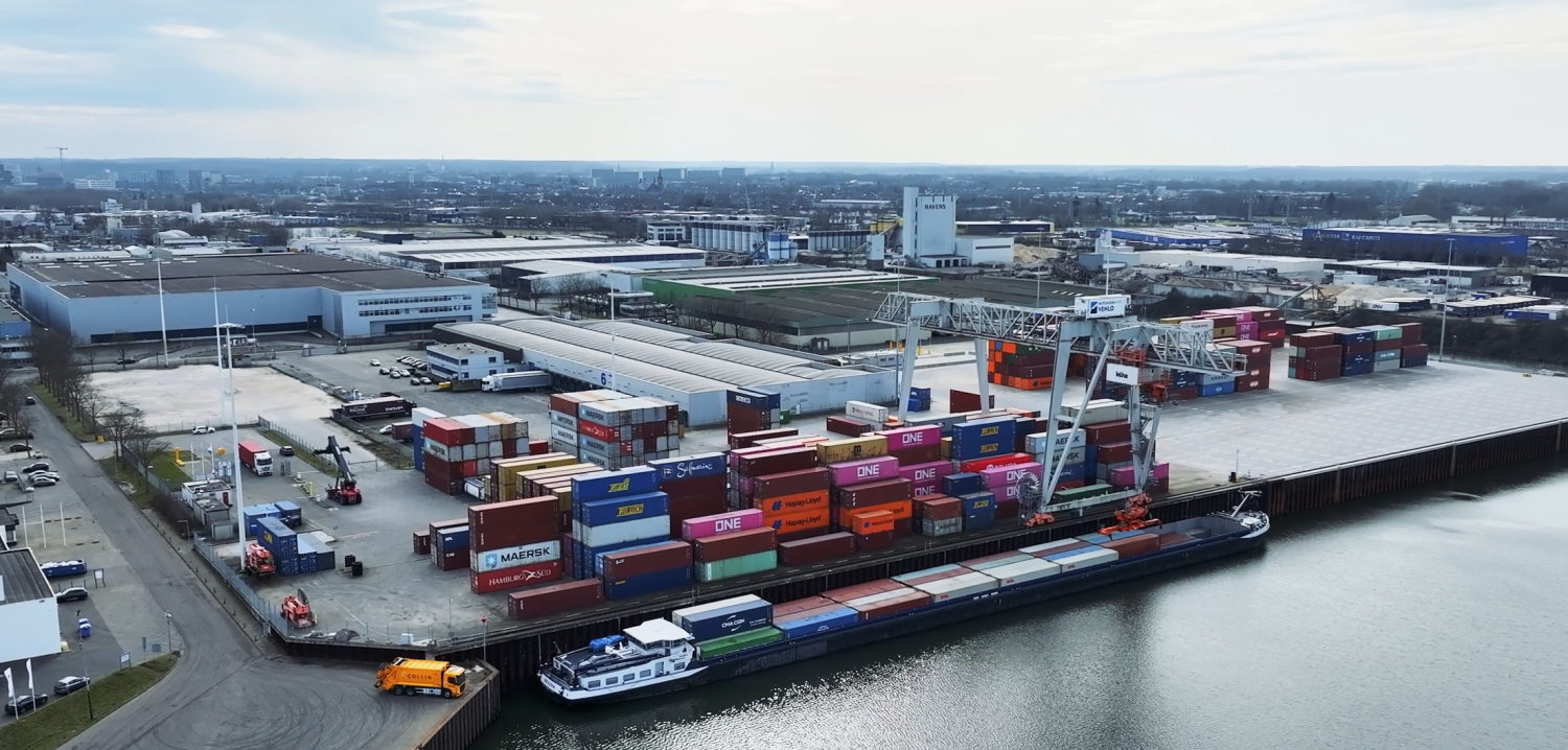 Containers worden op een schip geplaatst in de haven van Venlo 