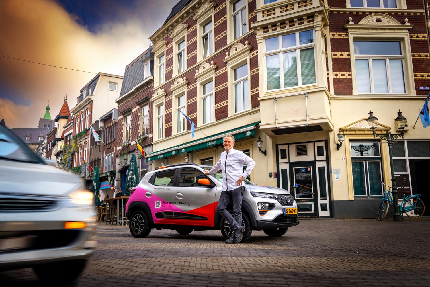 Meneer Lamers bij de elektrische deelauto 