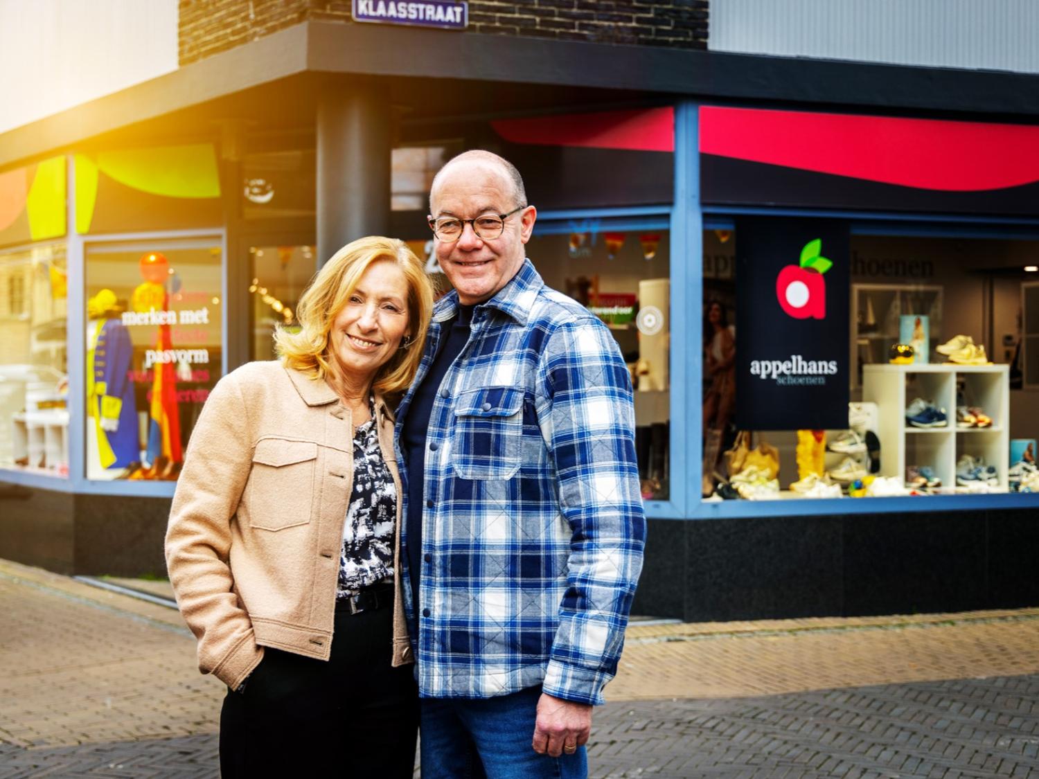 Eigenaren Appelhans Schoenen voor de ingang van de winkel 
