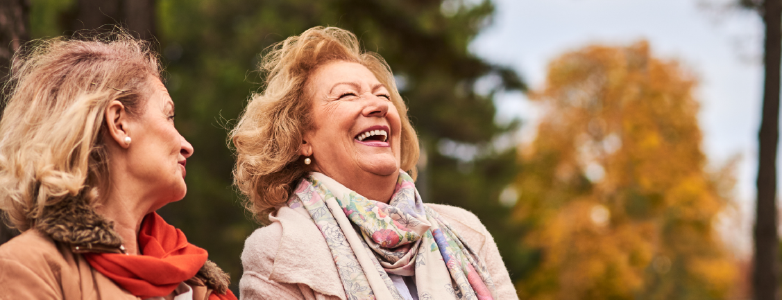 Twee senioren dames die aan het lachen zijn 