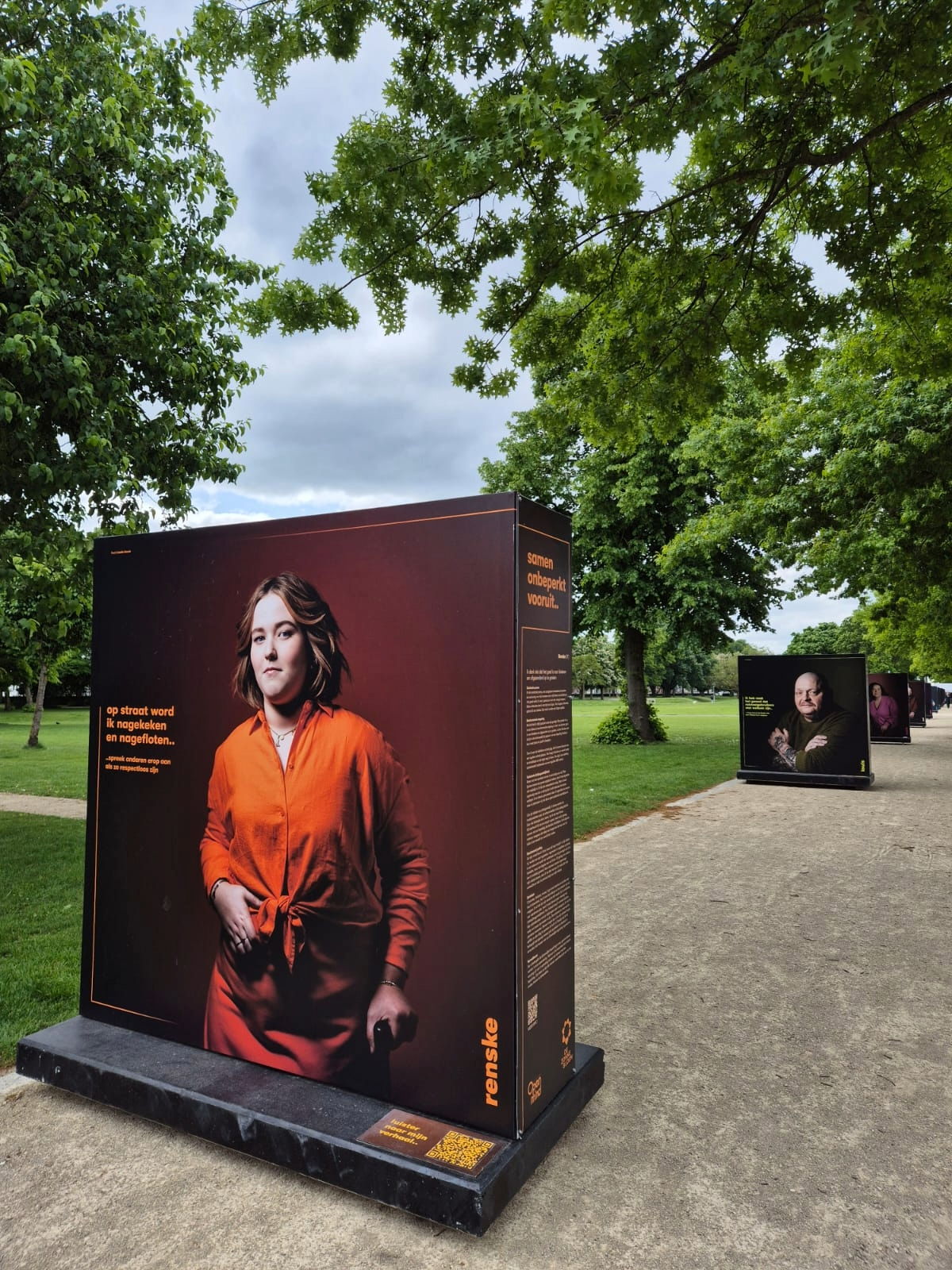 Een deel van de foto's van de tentoonstelling Samen Onbeperkt vooruit in het Julianapark in Venlo.