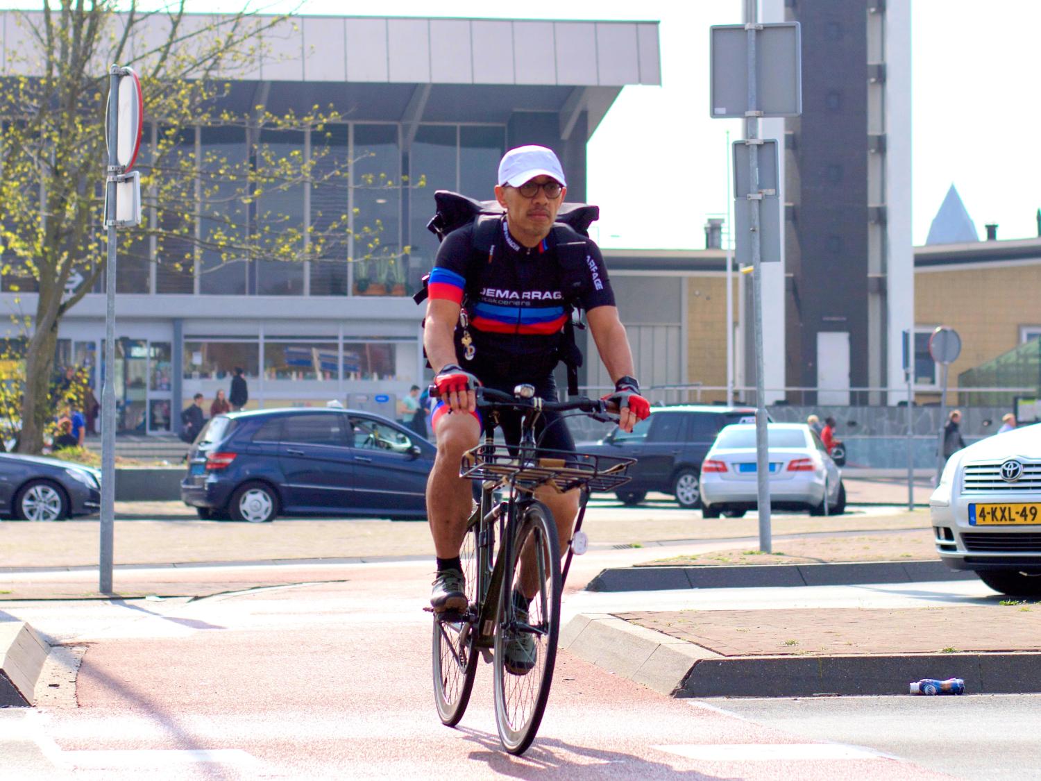 Fietskoerier die onderweg is om zijn levering af te leveren
