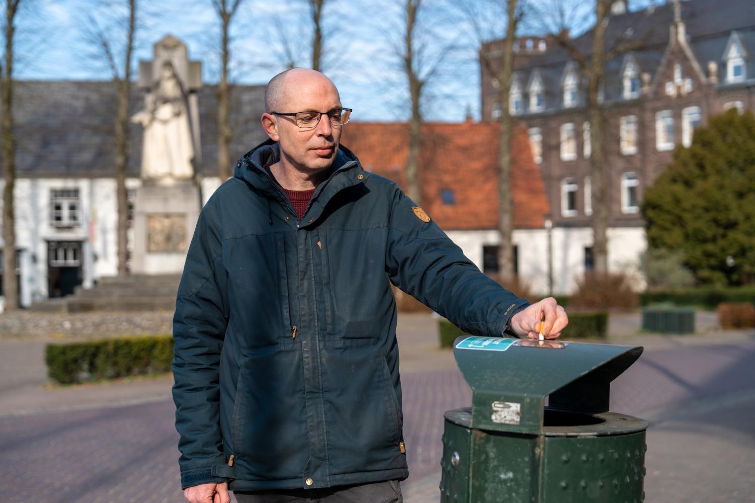 Meneer die sigaret uitdrukt 